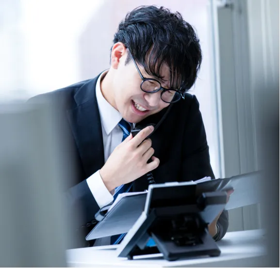 電話をかける社員